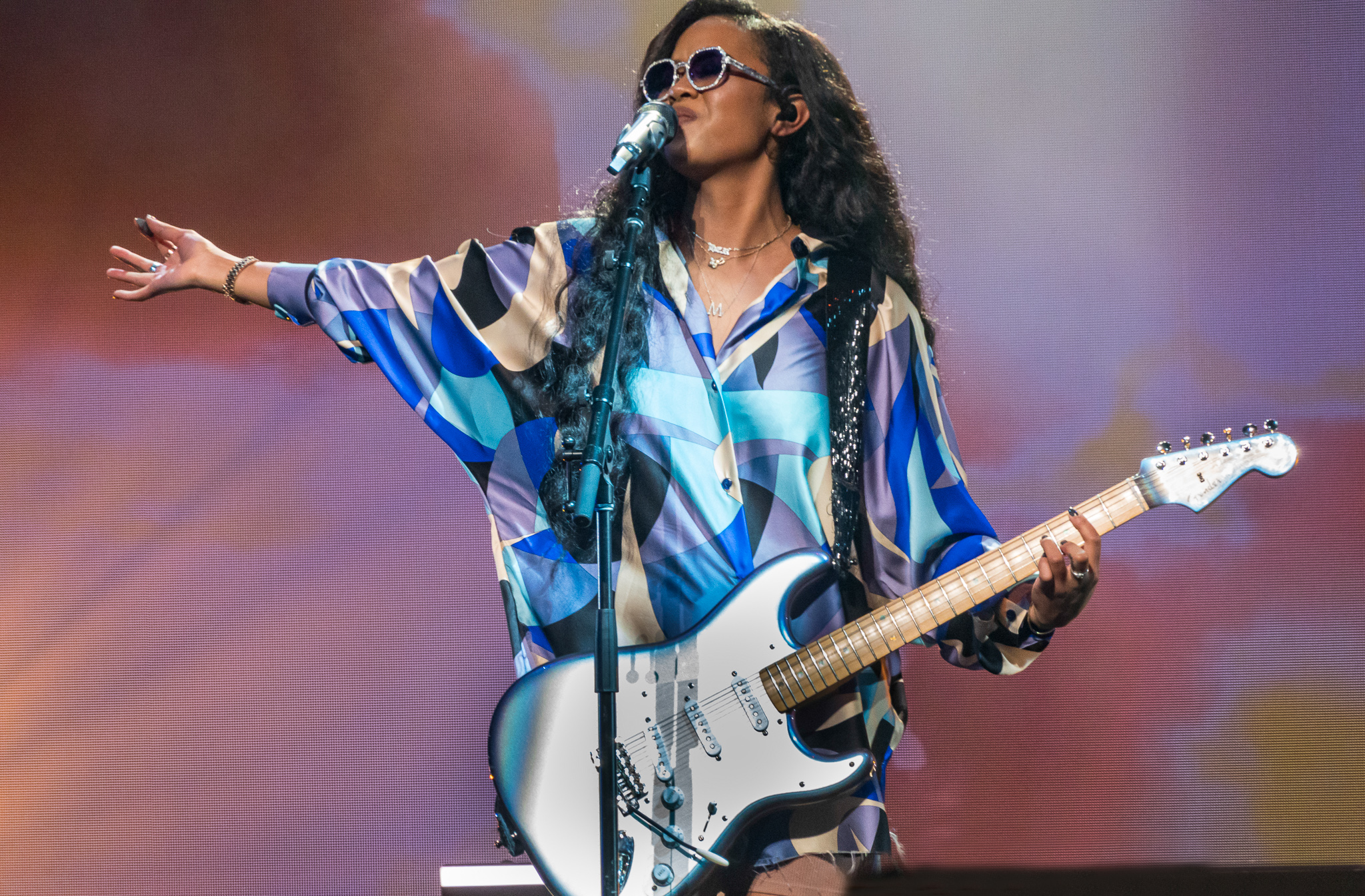 We Can’t Help But Focus on H.E.R. at The Anthem